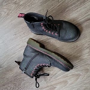 Doc Dr. Martens Delaney Black & Pink Lace Up Combat Boots Textured Shimmer Y 2